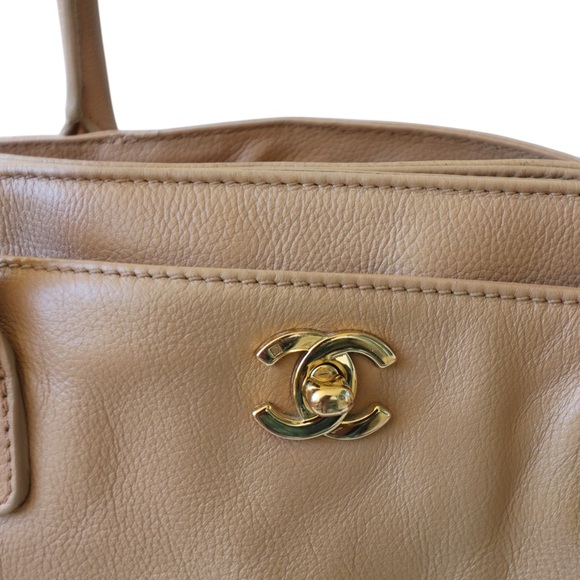 CHANEL Executive Tote Bag Vintage Beige Caviar Leather Medium 24k Gold Hardware - Picture 4 of 13